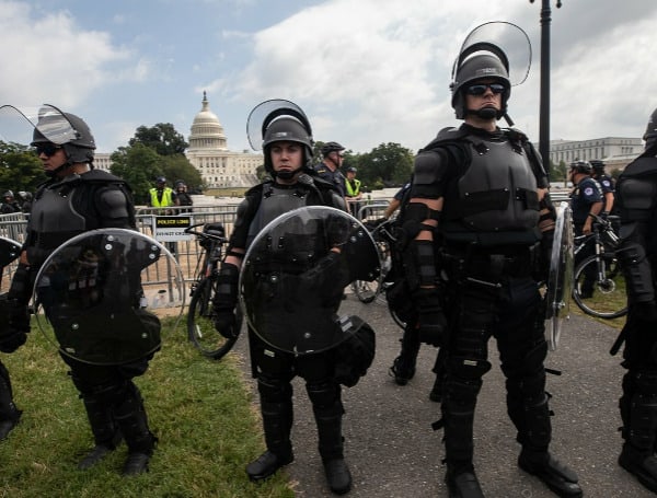 Capitol Police Veteran Charged With Obstructing Investigation Into Jan 6 Defendant