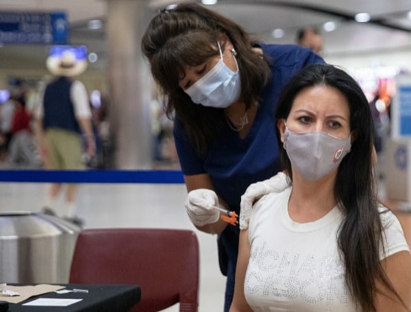 Democrats Urge Health Officials To Require Vaccination Or Negative Test For Domestic Flights