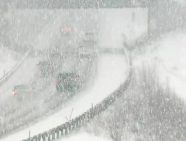 Major Lake-Effect Snowstorm Halts Travel Across Great Lakes Region